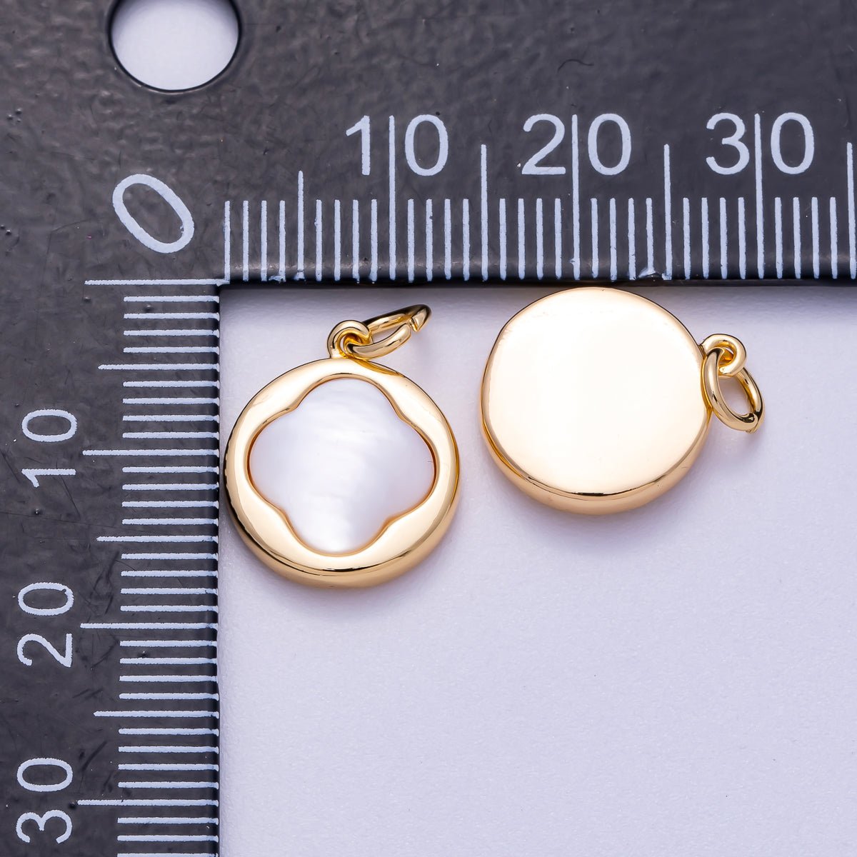 16K Gold Filled 15mm Shell Pearl Lucky Clover Round Charm | Charms - 00590 - DLUXCA