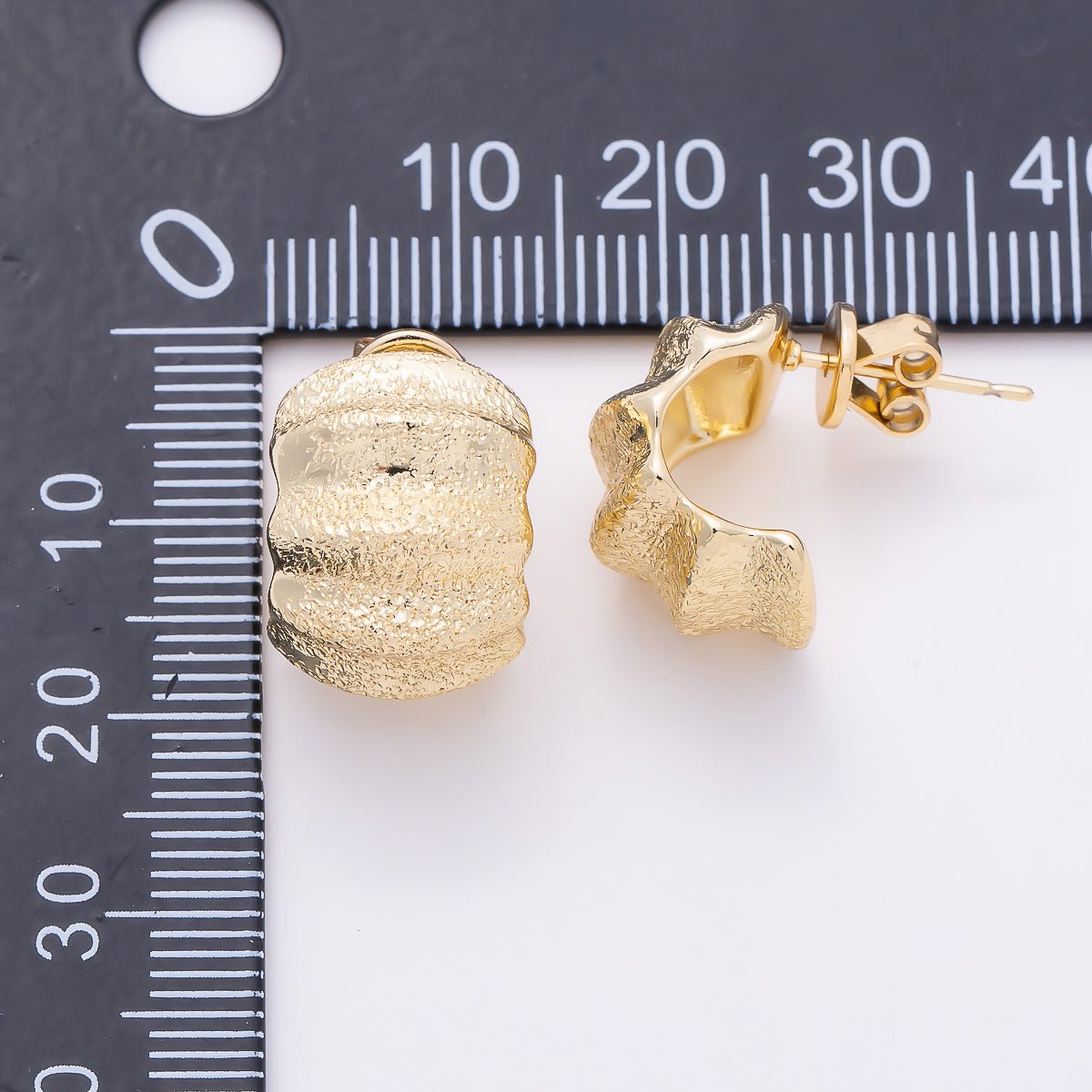 16K Gold Filled 21mm Chunky Ribbed Croissant Textured C-Hoop Earrings | Earrings-00790 - DLUXCA