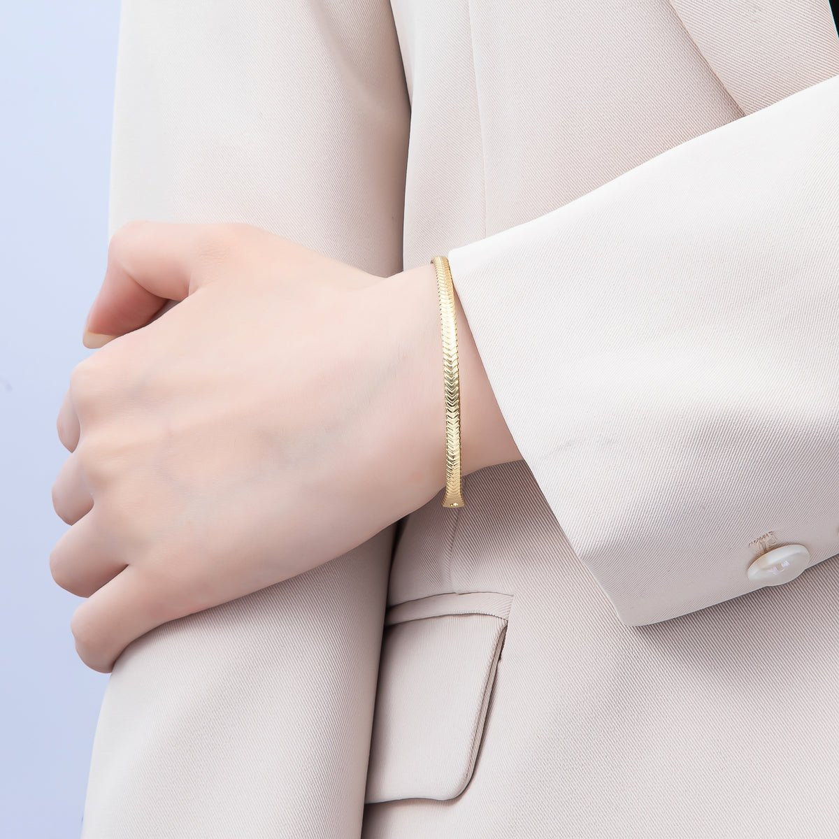 16K Gold Filled 3.5mm Geometric Arrow Ribbed Cuff Bracelet | WA - 04454 - DLUXCA