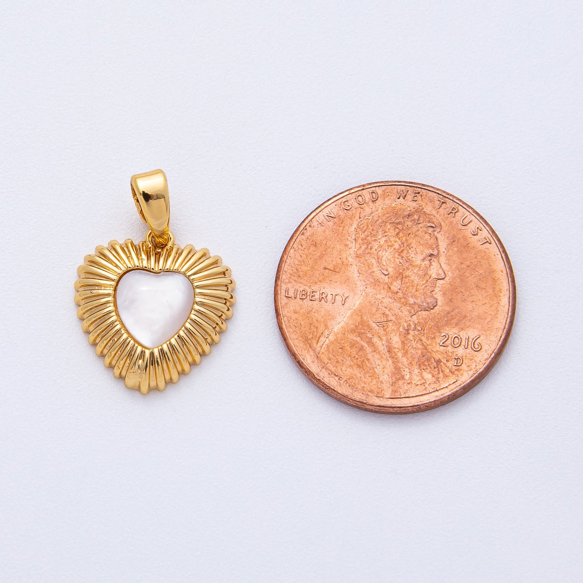 18K Gold Filled 13.5mm Shell Pearl Ribbed Heart Pendant | AF1210 - DLUXCA