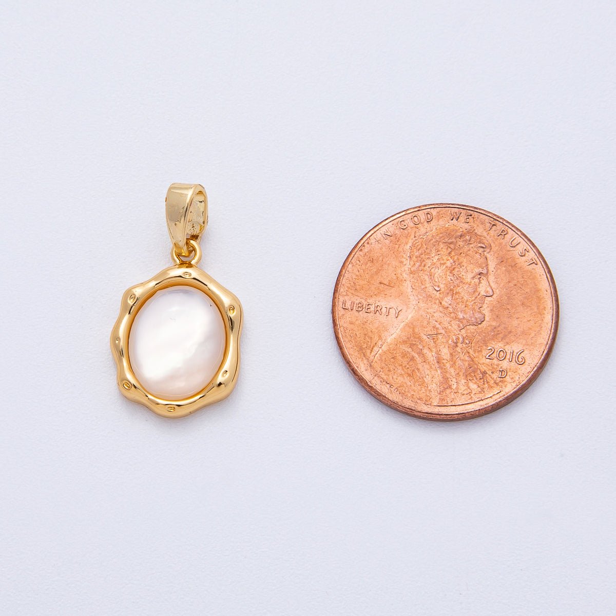 18K Gold Filled 15.5mm Shell Pearl Molten Oval Pendant | AF1208 - DLUXCA