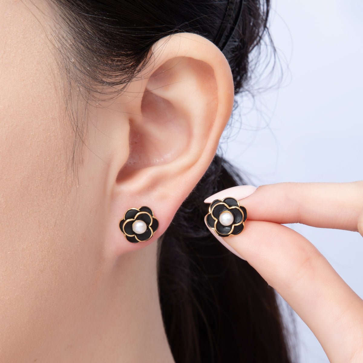 18K Gold Filled 17.2mm Shell Pearl Black Enamel Flower Stud Earrings | Q383 - DLUXCA