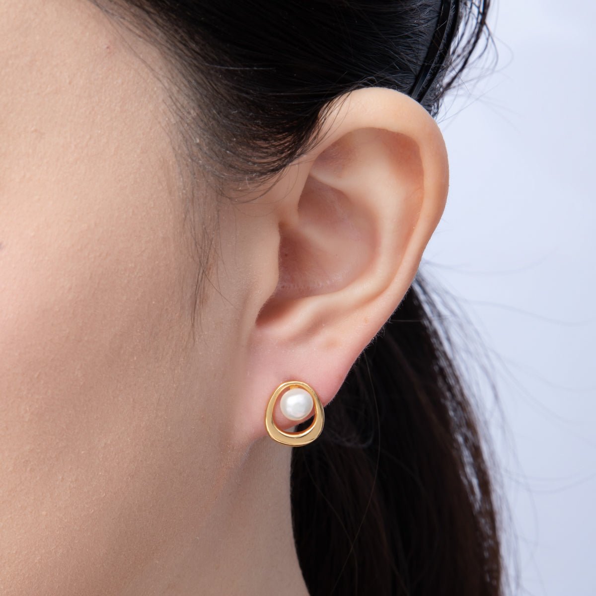 18K Gold Filled 17.5mm Shell Pearl Molten Bezel Stud Earrings | Q082 - DLUXCA