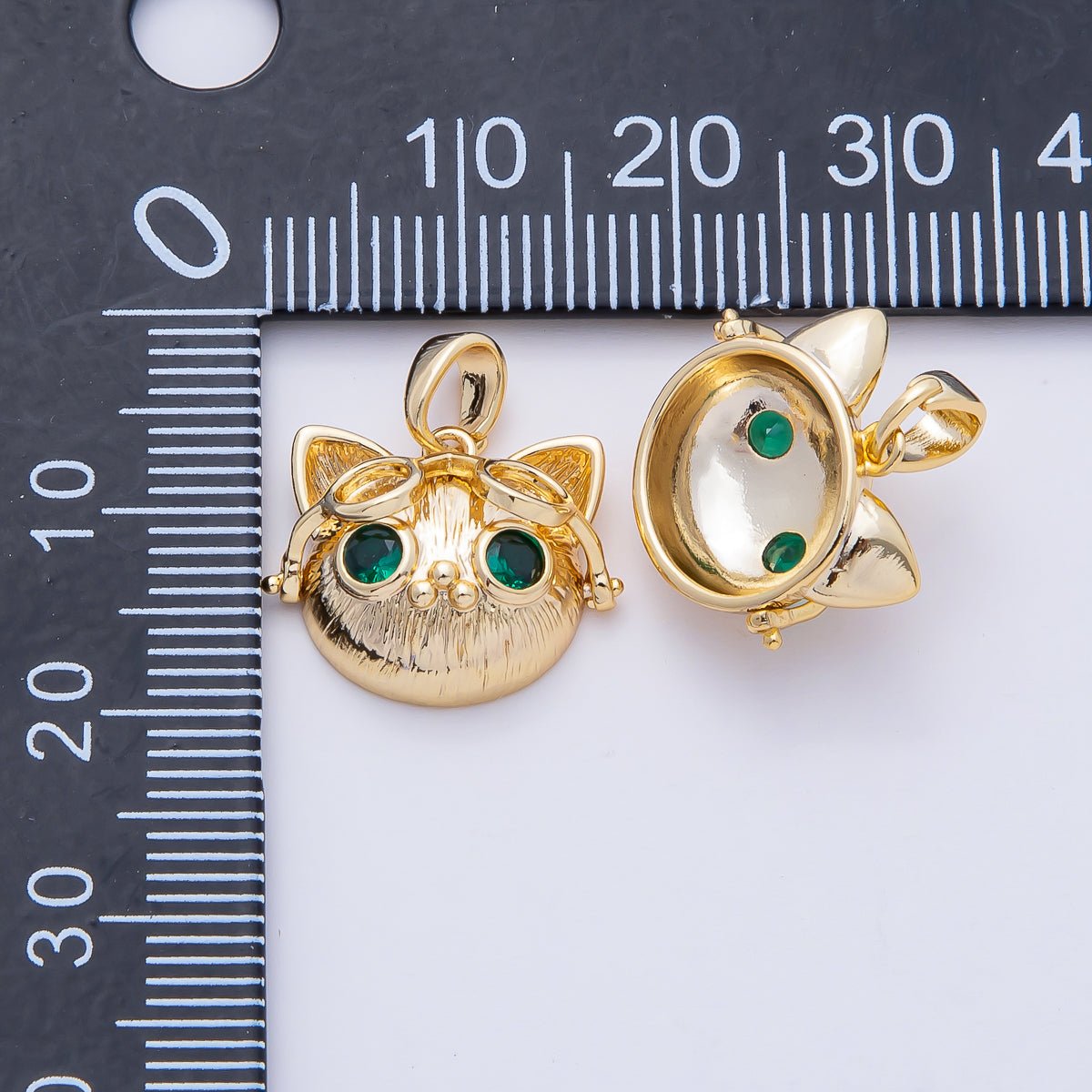 18K Gold Filled 17mm Emerald Green Cool Cat in Goggles Glasses Animal Pendant Charm | AF1176 - DLUXCA