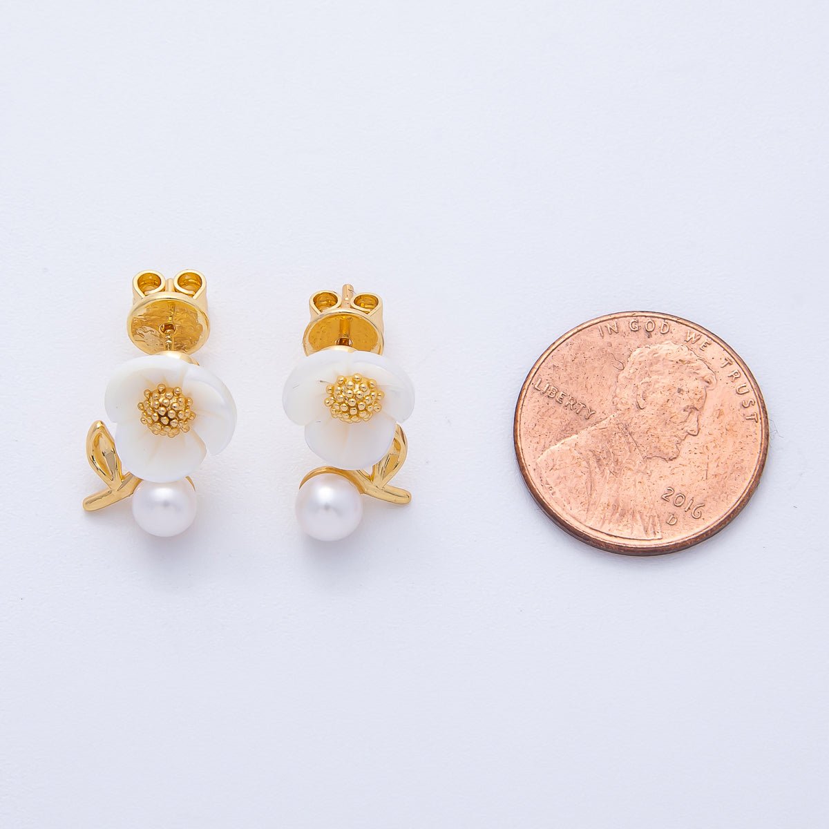 18K Gold Filled 19.5mm White Shell Pearl Flower Stud Earrings | Q043 - DLUXCA