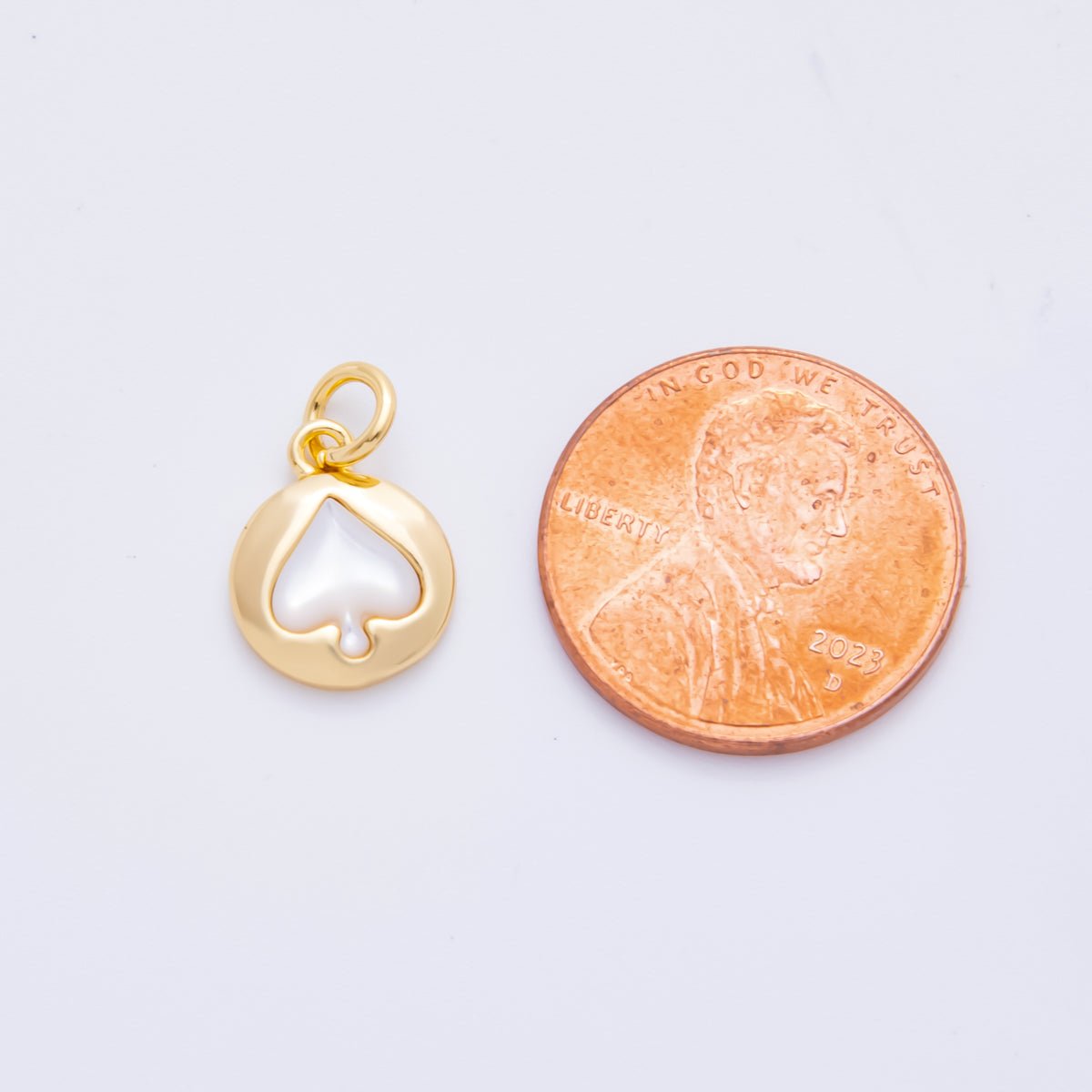 18K Gold Filled 19mm Shell Pearl Spade Poker Pendant | AH - 915 - DLUXCA