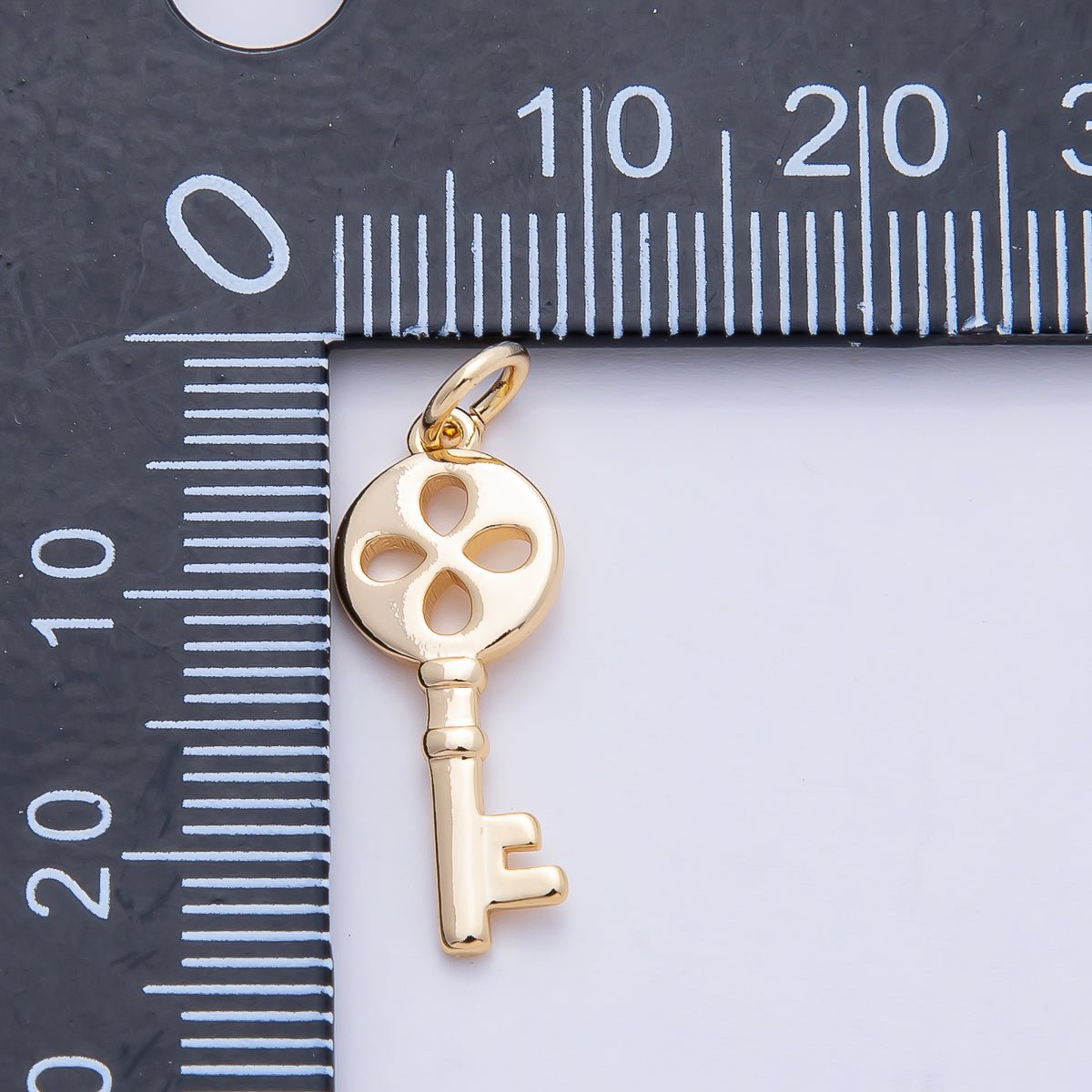 18K Gold Filled 21mm Minimalist Four Leaf Clover Key Charm | AF1461 - DLUXCA