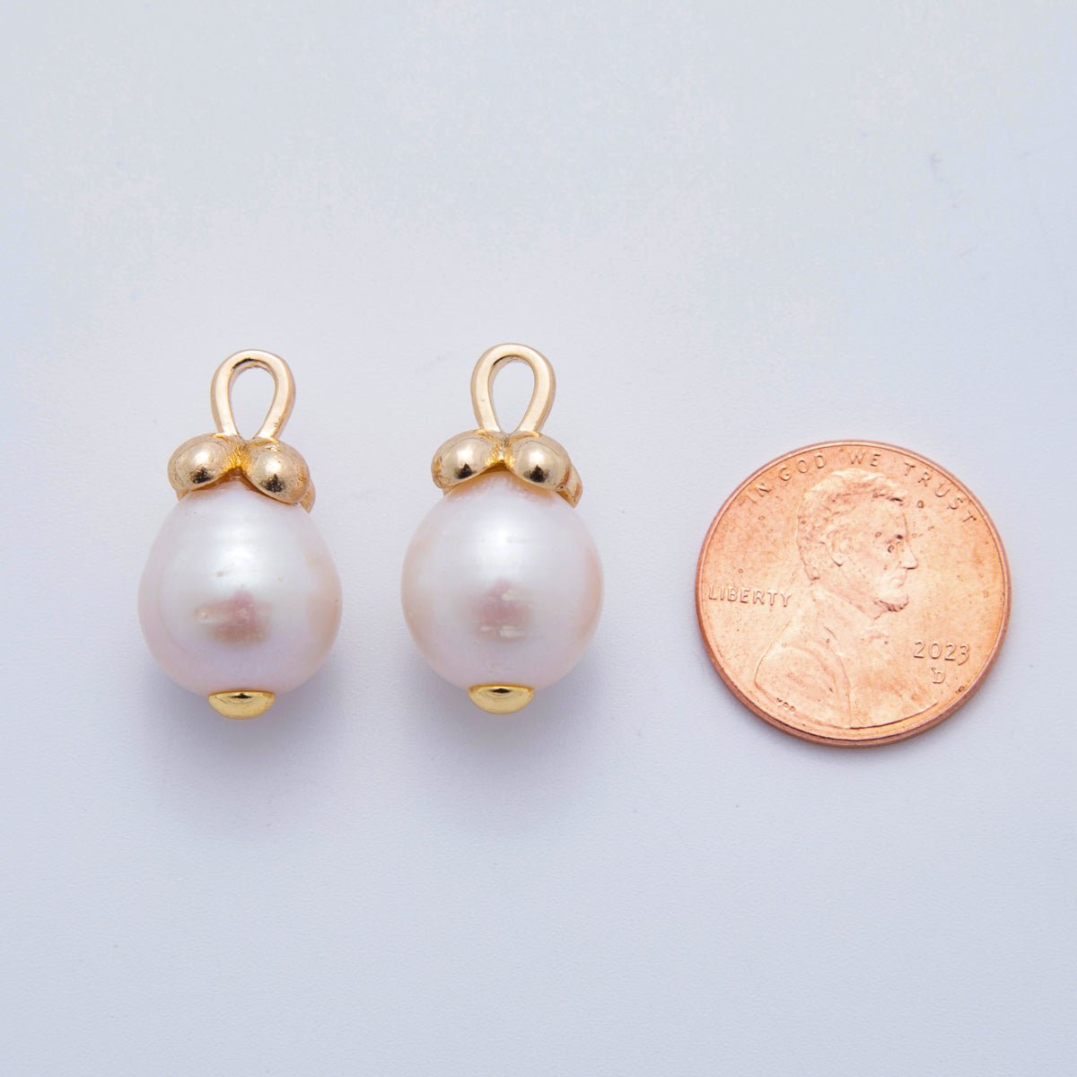 18K Gold Filled 23.5mm White Shell Halo Round Pearl Charm | AF626 - DLUXCA