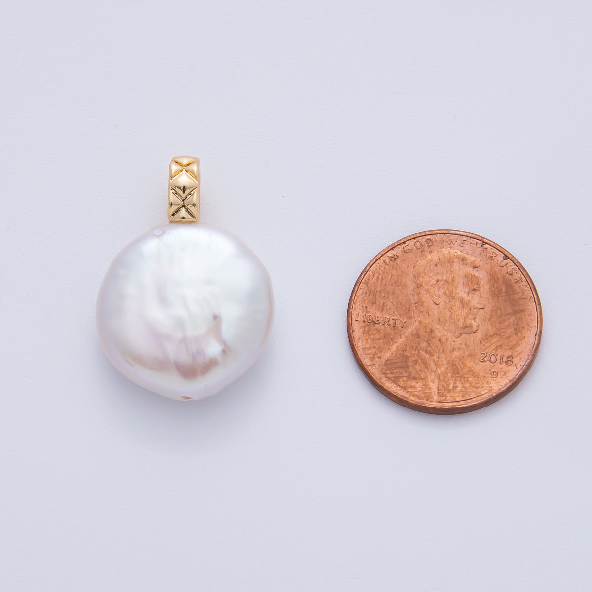 18K Gold Filled 25mm Natural Round Heishi Freshwater Pearl Quilted Pendant | AF634 - DLUXCA