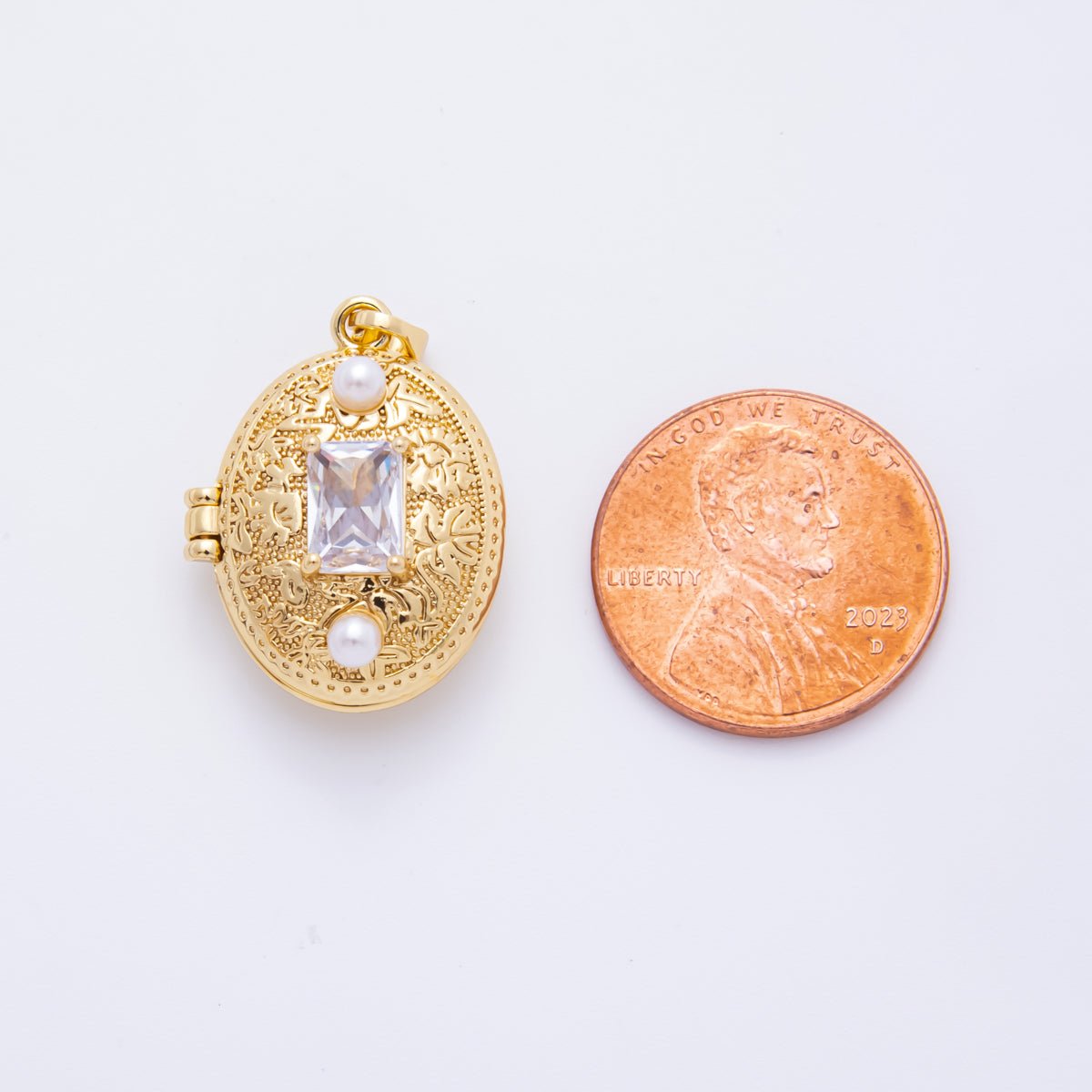 18K Gold Filled 27mm Cubic CZ Vintage - style Centerpiece Locket Pendant | AH801 - DLUXCA