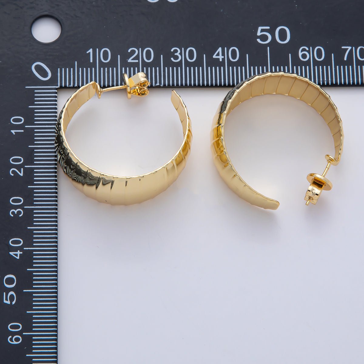 18K Gold Filled 30mm Ribbed Geometric C - Shaped Hoop Earrings | AD1642 - DLUXCA
