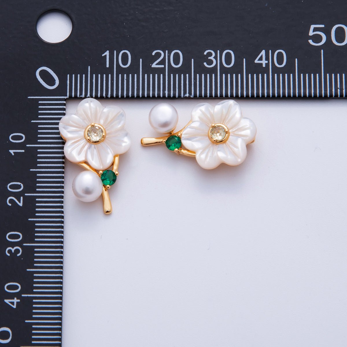 18K Gold Filled CZ Shell Pearl White Flower Pendant | AH714 - DLUXCA