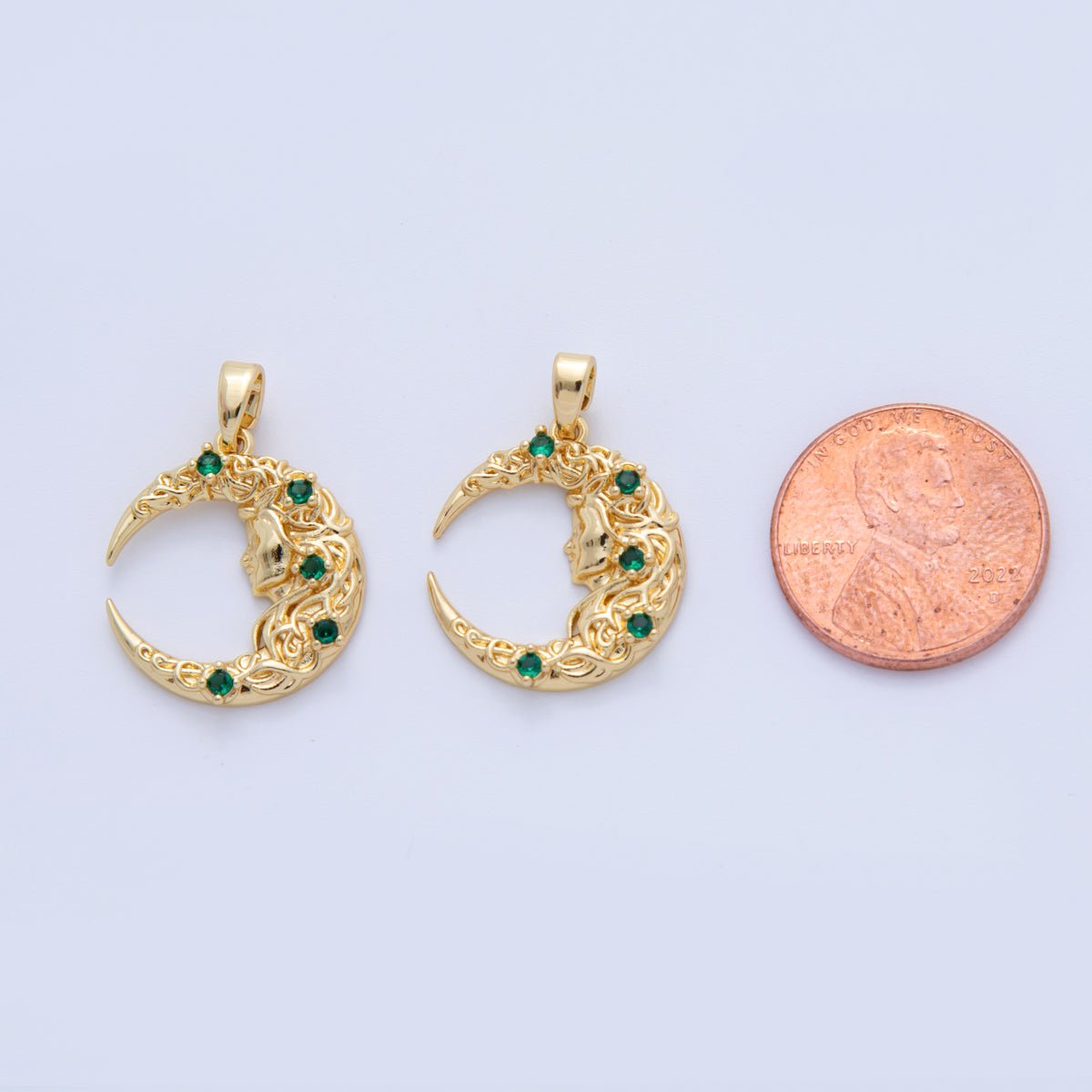 18K Gold Filled Green CZ Women Celestial Crescent Moon Hammered Pendant | AH744 - DLUXCA