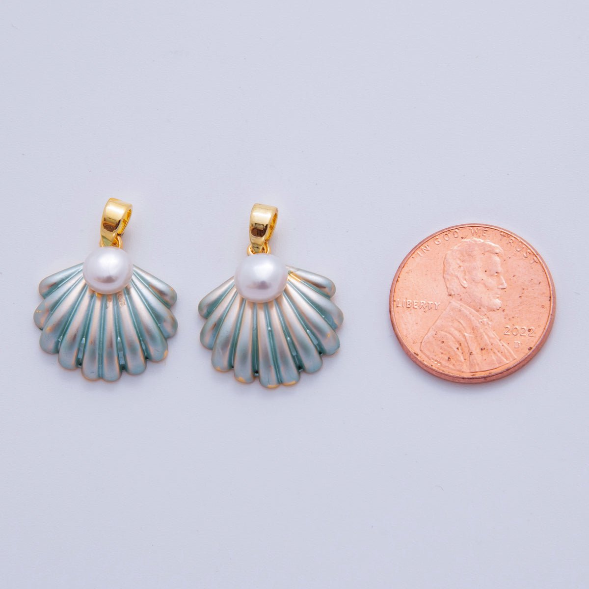 18K Gold Filled Shell Pearl Blue Clam Shell Pendant | AH717 - DLUXCA