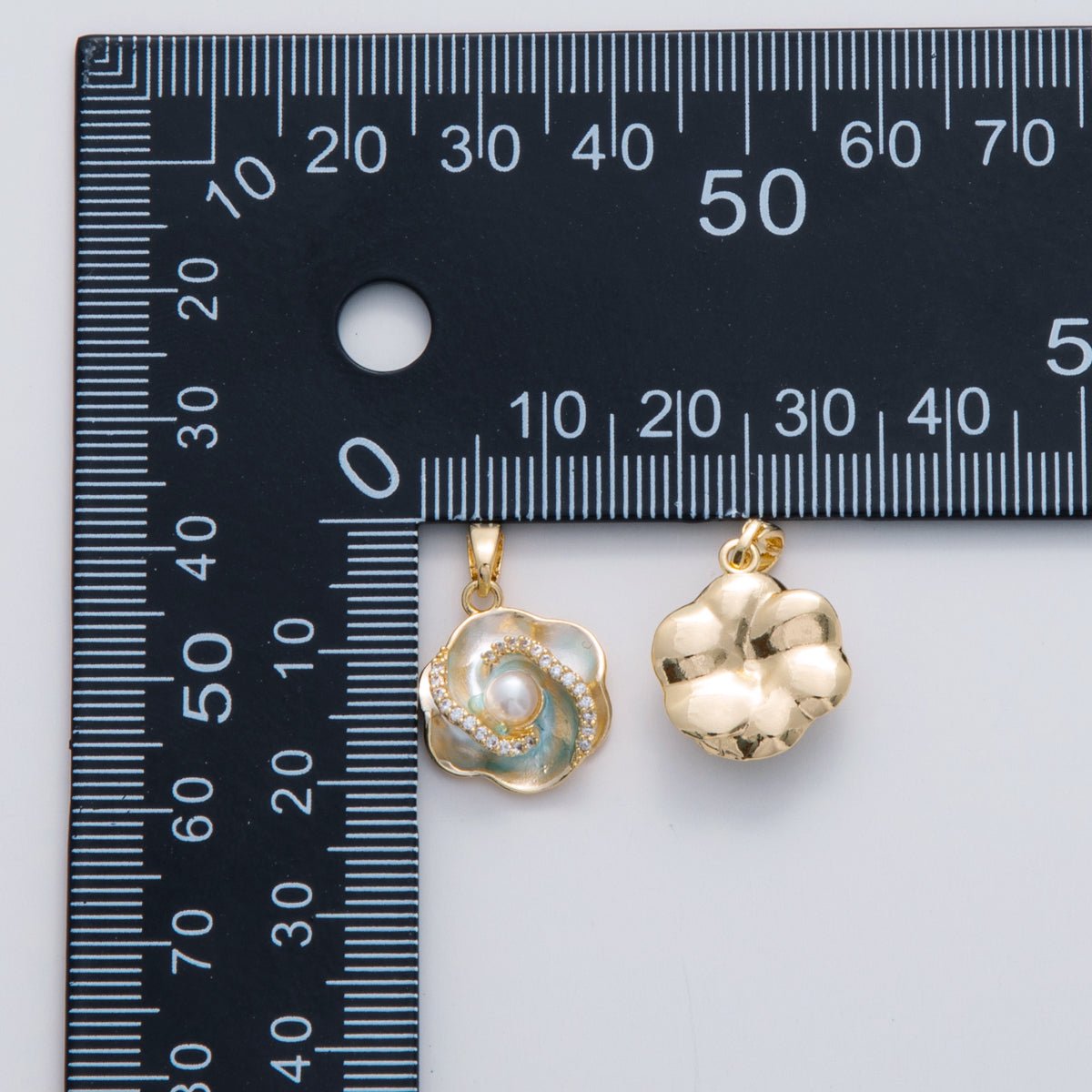 18K Gold Filled Shell Pearl Micro Paved CZ Foil Daisy Flower Pendant | AH693 - DLUXCA