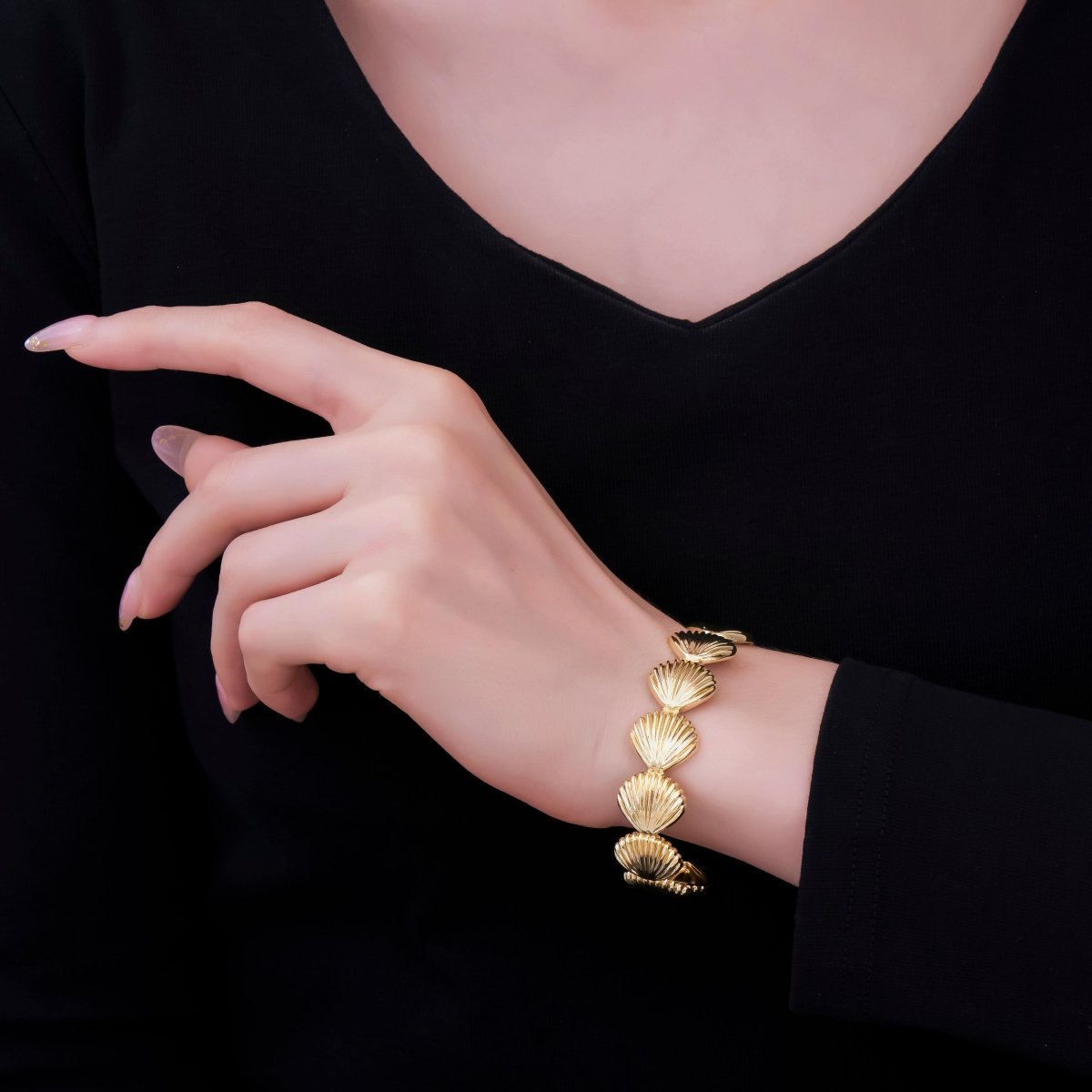24K Gold Filled Clam Sea Shell Bangle Cuff Bracelet | WA - 3250 - DLUXCA