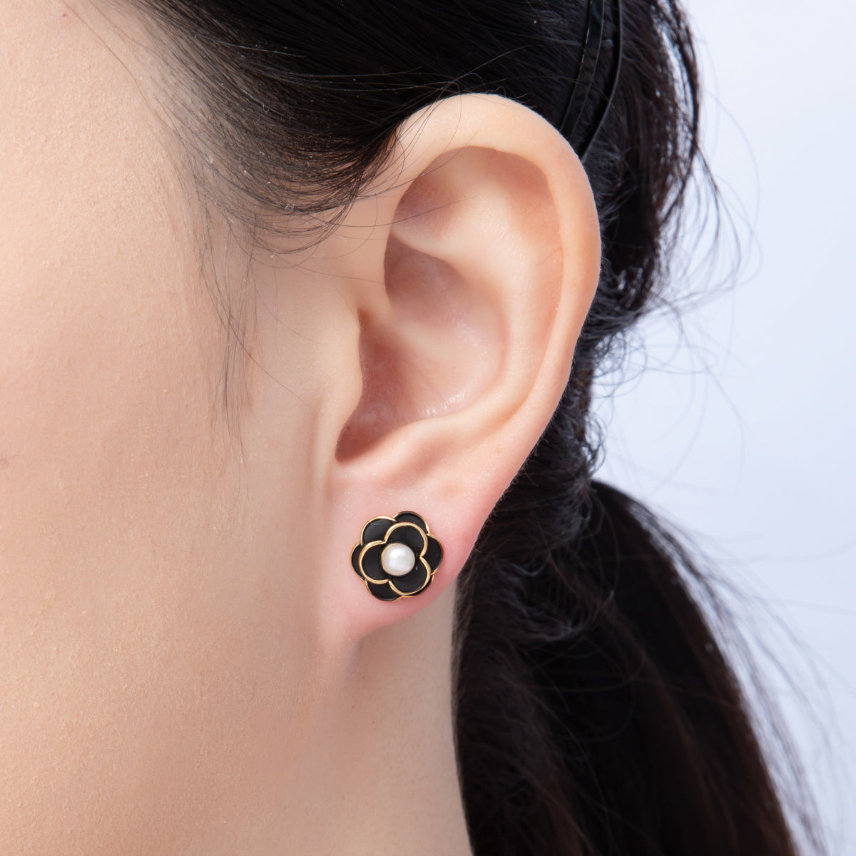 18K Gold Filled 17.2mm Shell Pearl Black Enamel Flower Stud Earrings | Q383