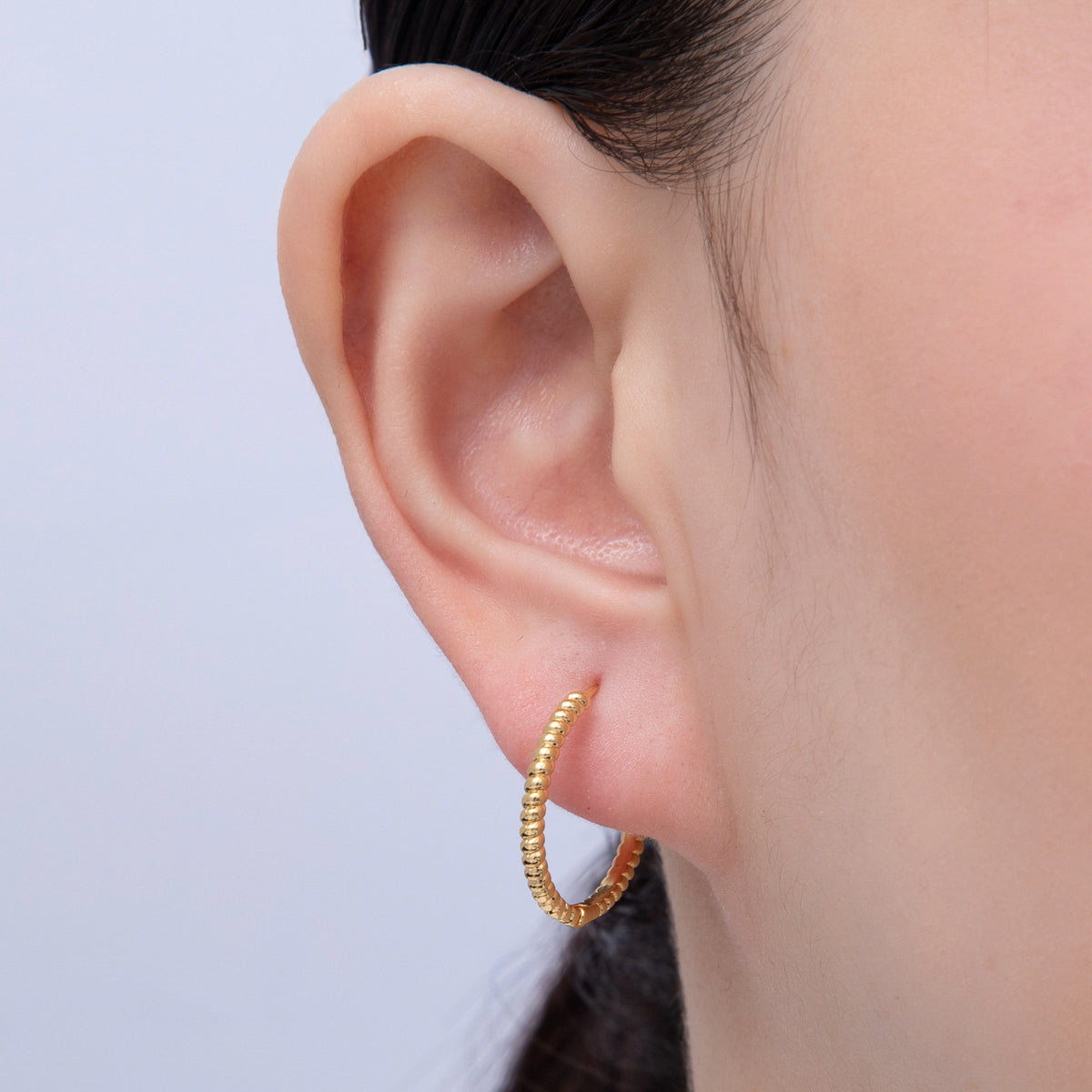 18K Gold Filled 20mm Ribbed Croissant Hoop Earrings | Q036