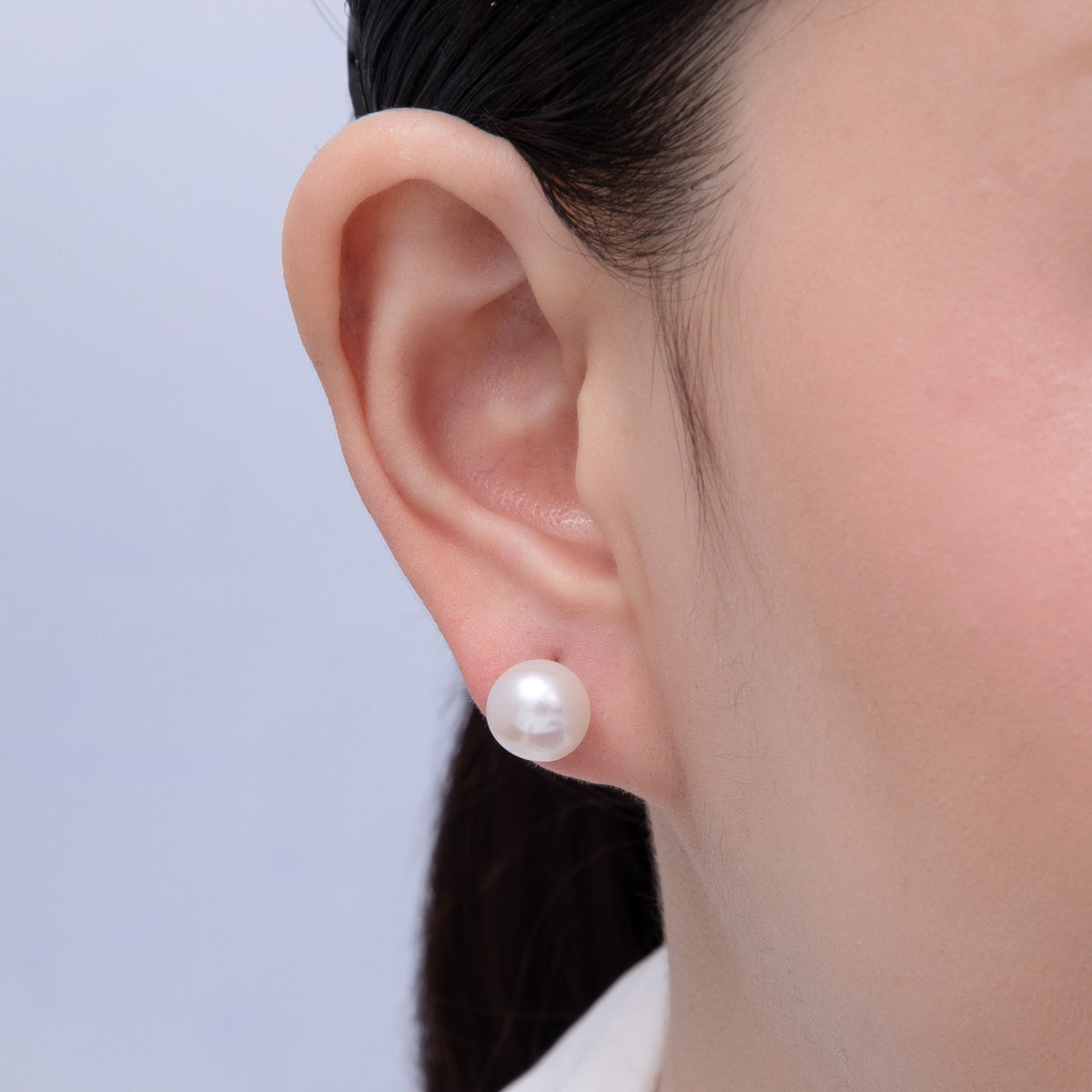 Silver 10mm White Shell Pearl Round Stud Earrings | AD1679