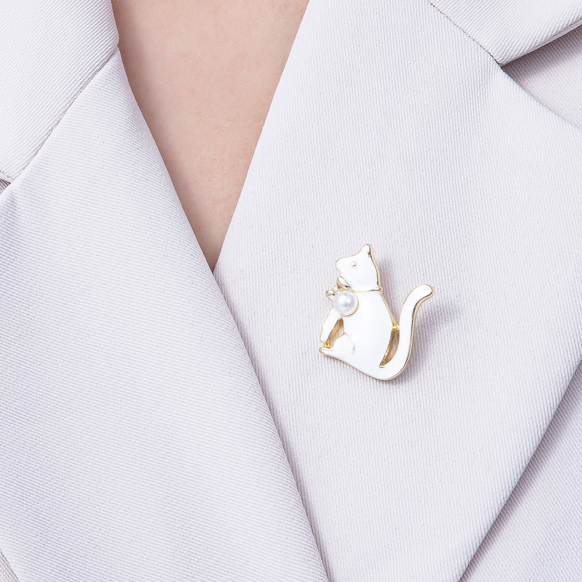 Gold 23.5mm x 21mm White Acrylic Pearl Enamel Cat Kitten Pet Pin Brooch | BH-047