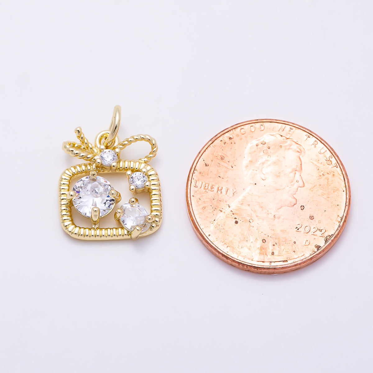 WINTER CHRISTMAS 16K Gold Filled 13mm Clear CZ Cluster Gift Box Ribbon Open Ribbed Charm | Charms-01602