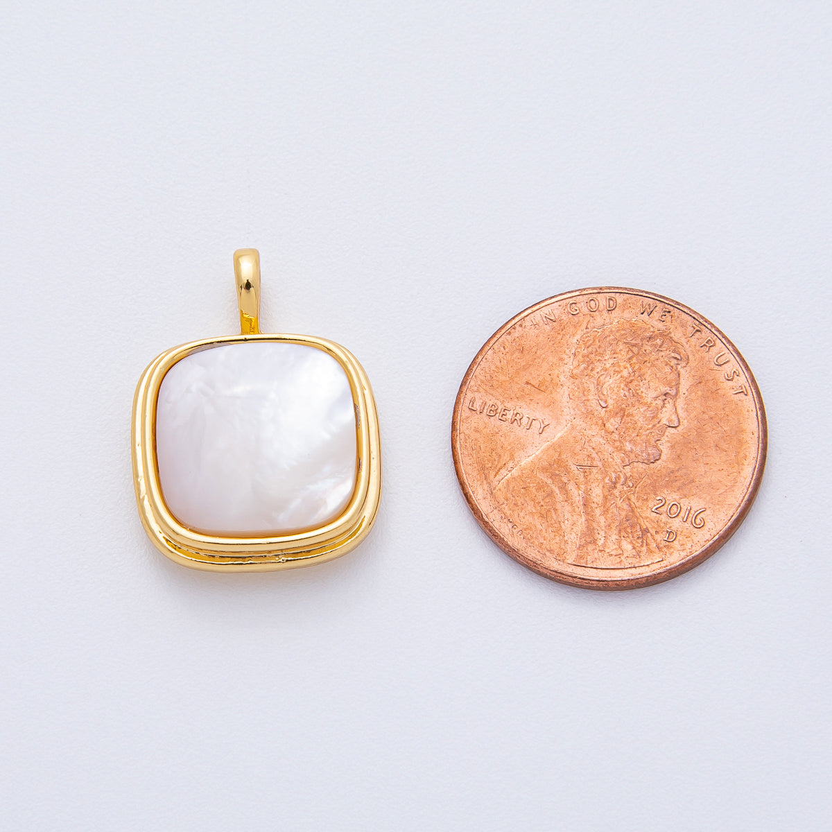 18K Gold Filled 20mm Shell Pearl Square Bezel Pendant | AK045