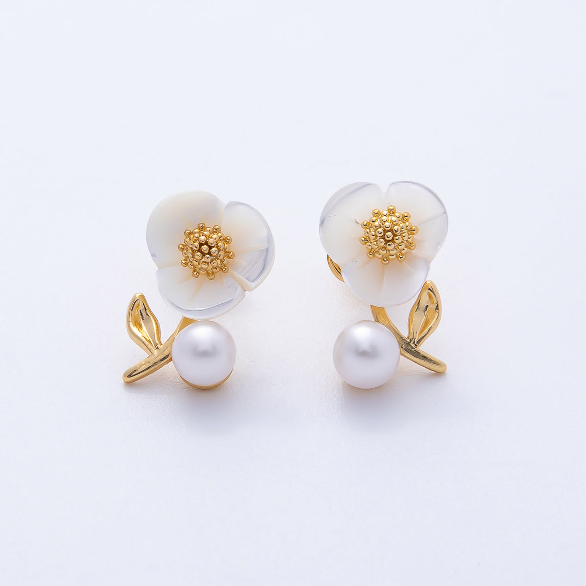18K Gold Filled 19.5mm White Shell Pearl Flower Stud Earrings | Q043