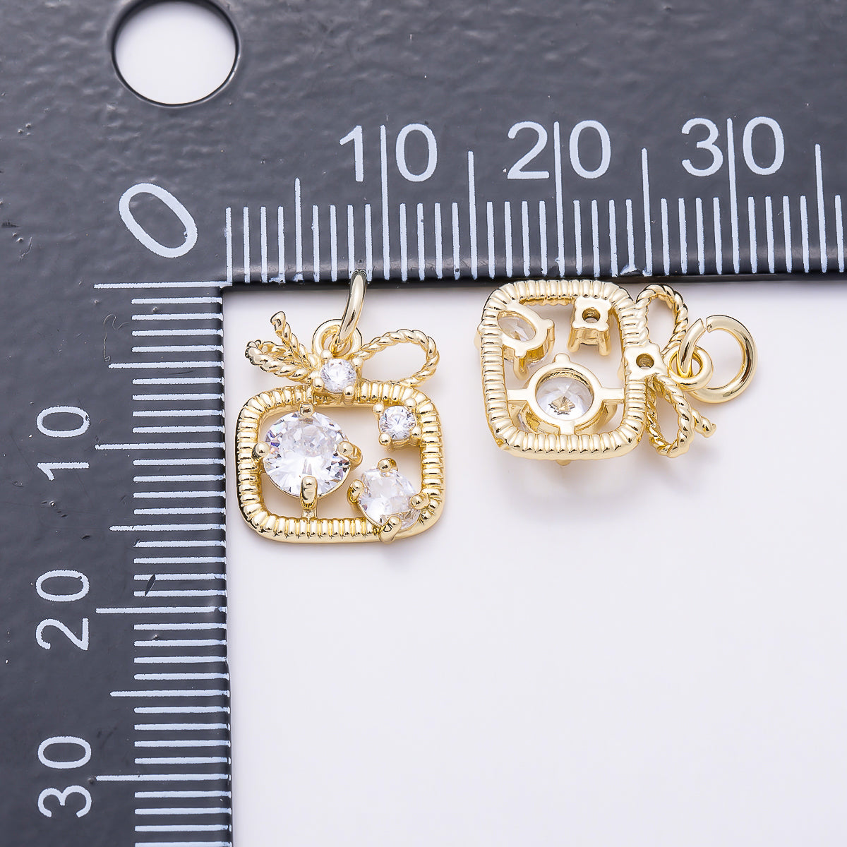 WINTER CHRISTMAS 16K Gold Filled 13mm Clear CZ Cluster Gift Box Ribbon Open Ribbed Charm | Charms-01602