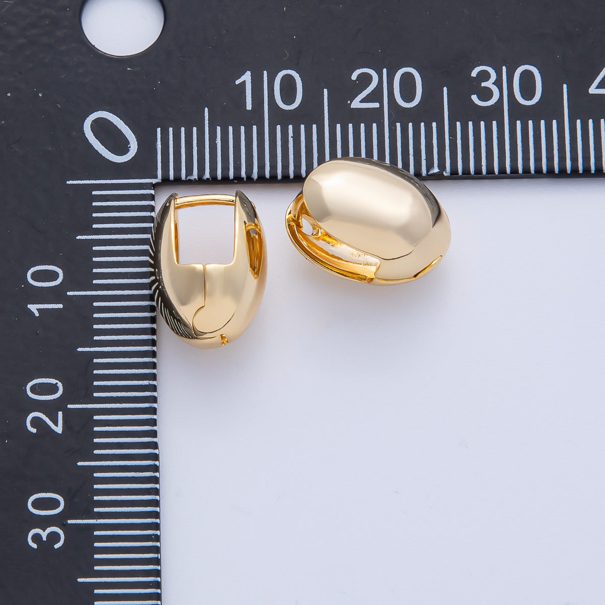 18K Gold Filled 13.5mm Oval Dome Huggie Earrings | Q373