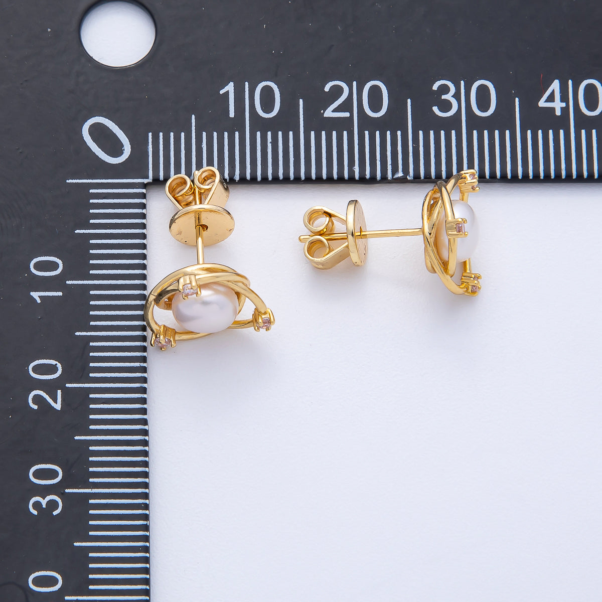 18K Gold Filled 16.7mm Shell Pearl CZ Circular Bezel Stud Earrings | Q045