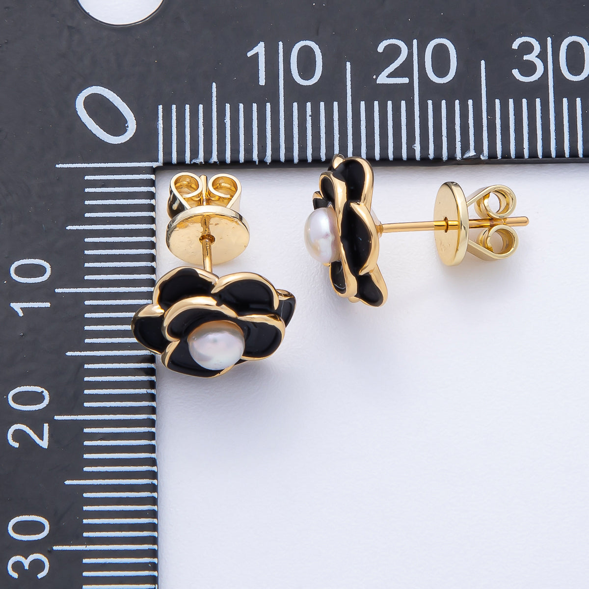 18K Gold Filled 17.2mm Shell Pearl Black Enamel Flower Stud Earrings | Q383