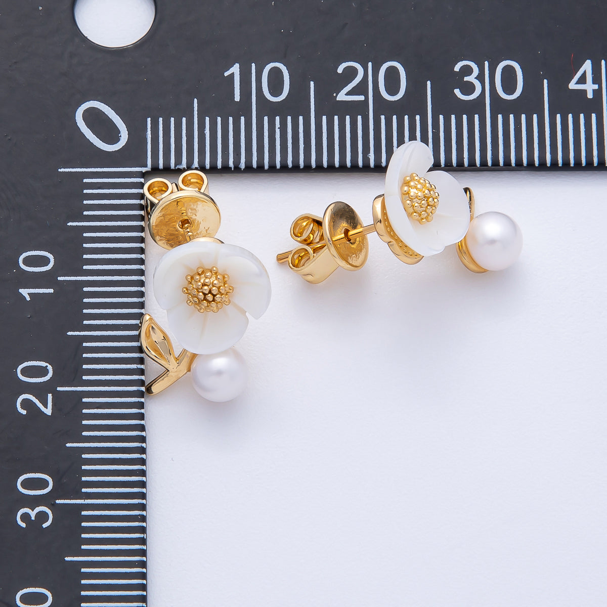 18K Gold Filled 19.5mm White Shell Pearl Flower Stud Earrings | Q043