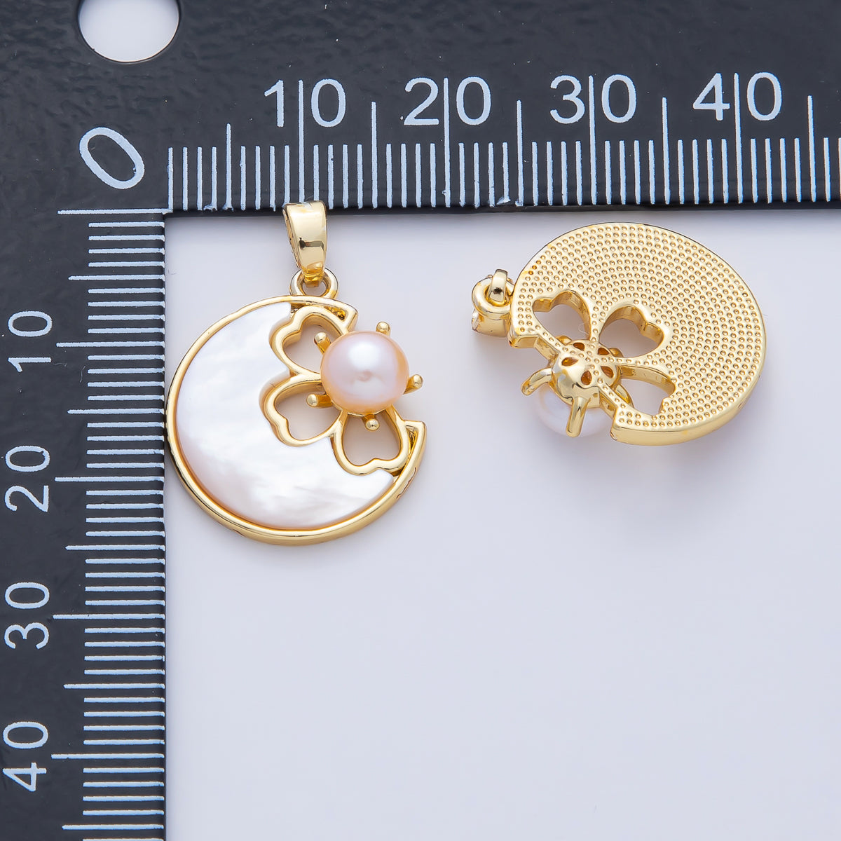 18K Gold Filled 20mm White, Pink Shell Pearl Clover Flower Pendant | AF1189