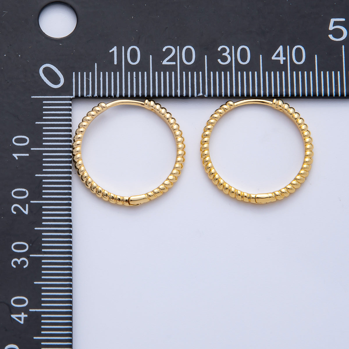 18K Gold Filled 20mm Ribbed Croissant Hoop Earrings | Q036