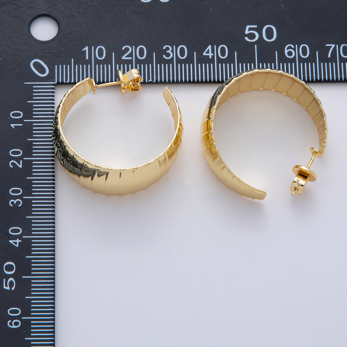 18K Gold Filled 30mm Ribbed Geometric C-Shaped Hoop Earrings | AD1642