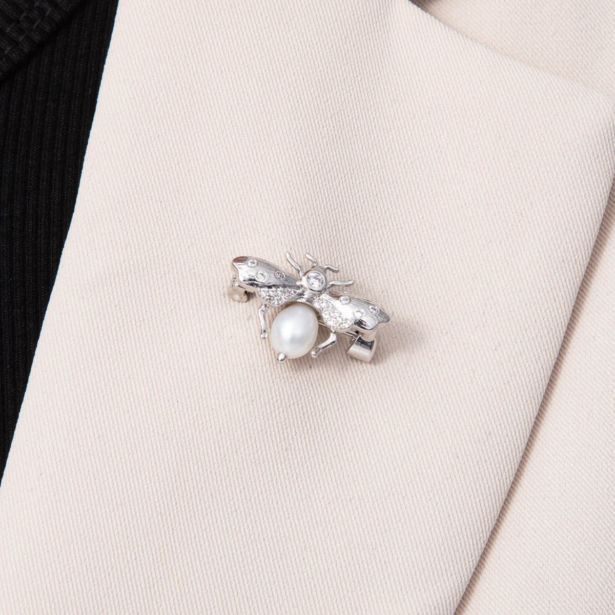 Silver 17mm x 24.5mm Clear CZ Shell Pearl Bumble Bee Insect Pin Brooch | BH - 011 - DLUXCA