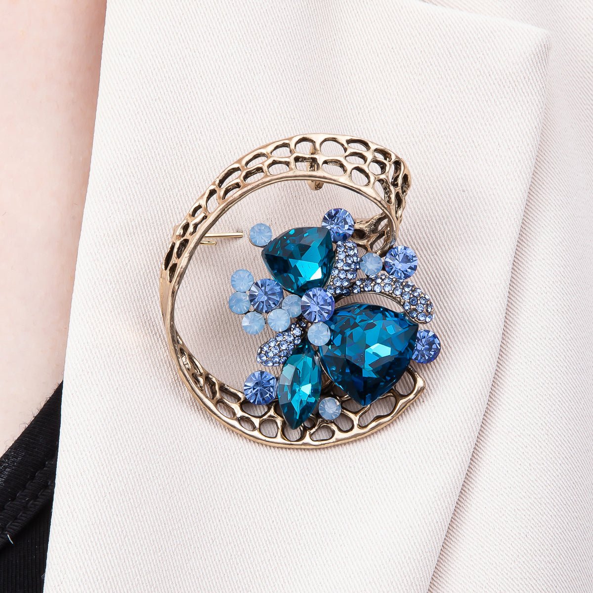 Vintage Gold 52mm x 47mm Blue Rhinestone Leaf Floral Geometric Pin Brooch | BH - 146 - DLUXCA