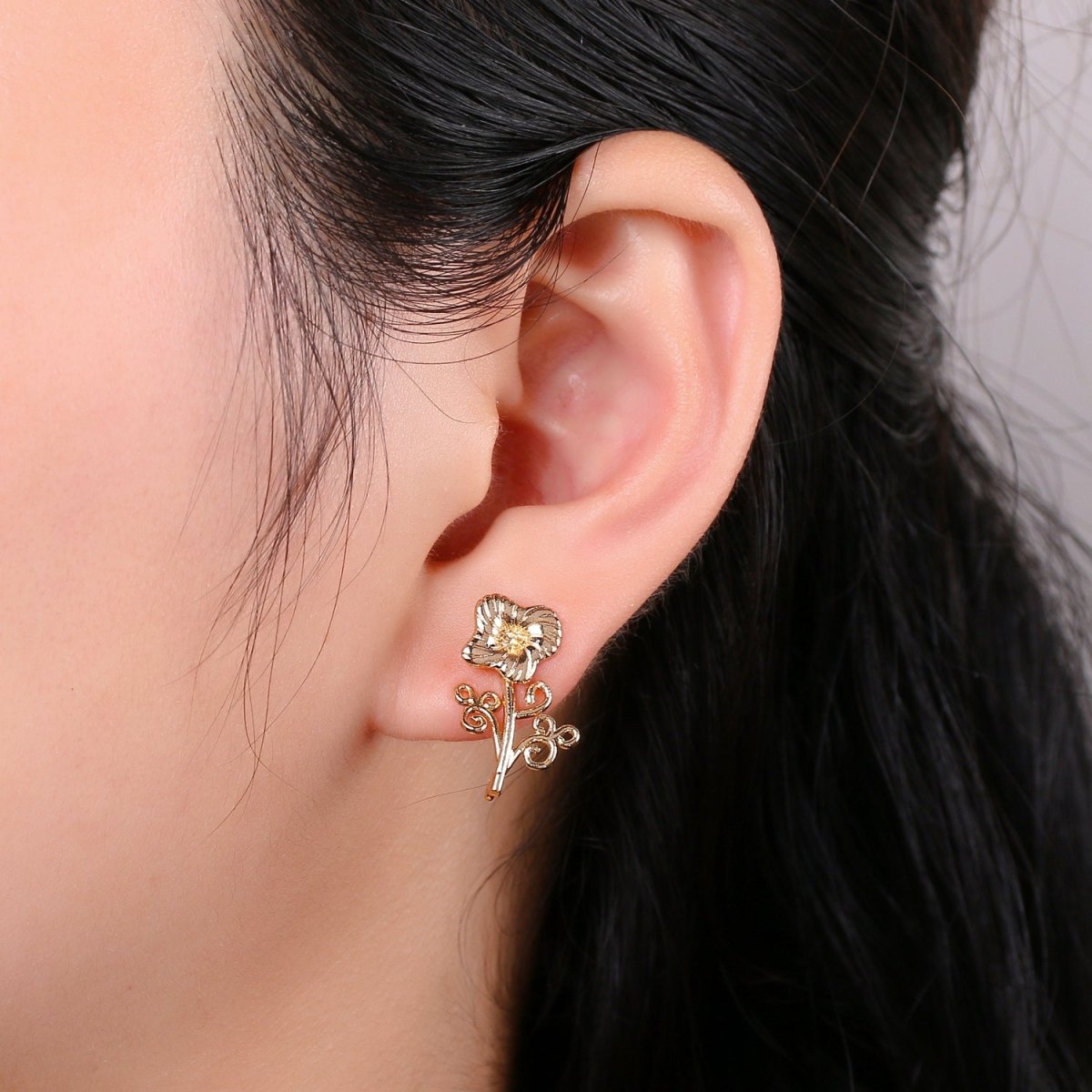 1 Pair Gold Filled Flower Studs L-017 - DLUXCA