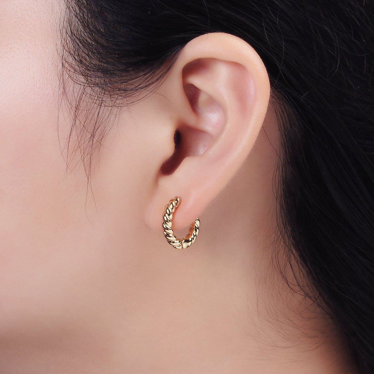 14K Gold Filled 15mm Braided Croissant Huggie Earrings | AE905 - DLUXCA