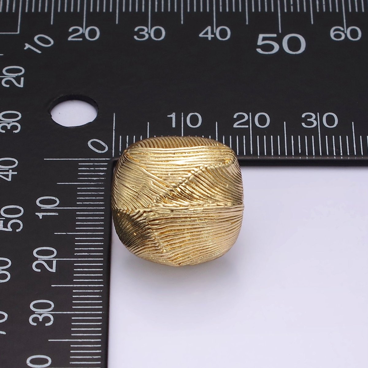 14K Gold Filled 18mm Line-Textured Wide Dome C-Shaped Hoop Earrings | V464 - DLUXCA