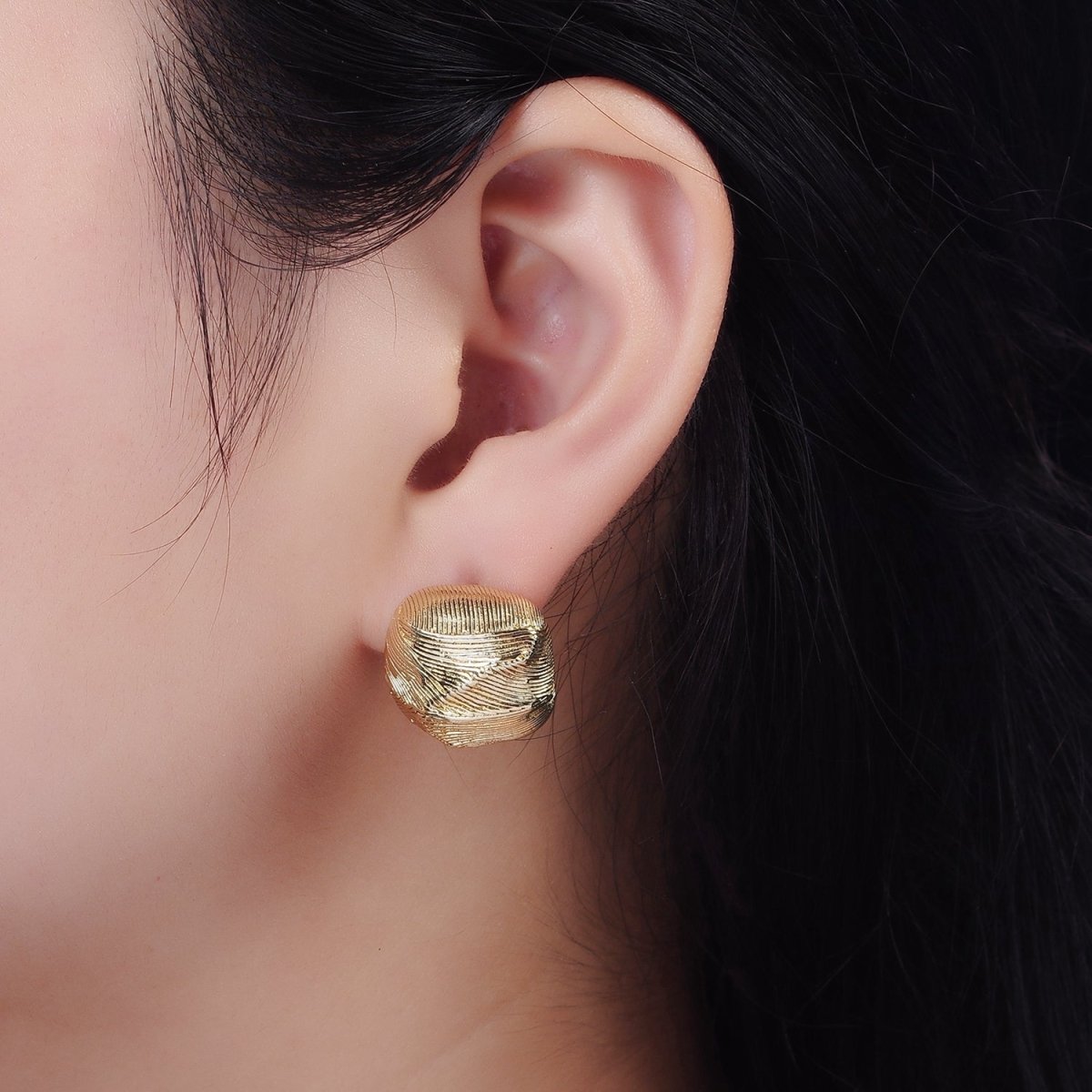 14K Gold Filled 18mm Line-Textured Wide Dome C-Shaped Hoop Earrings | V464 - DLUXCA