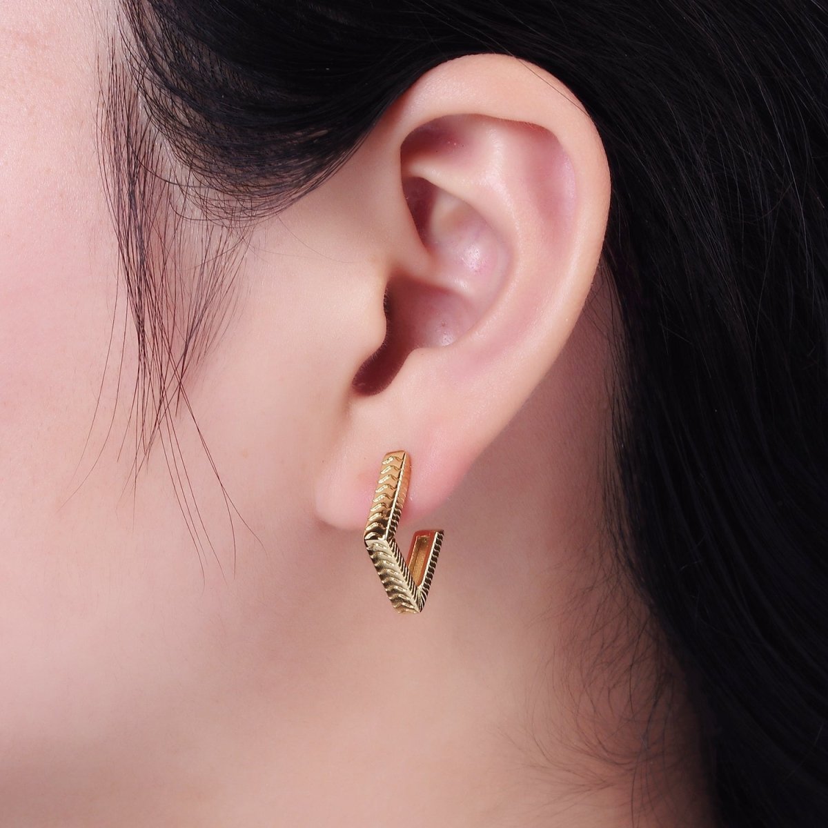 14K Gold Filled 20mm Line-Textured Rhombus Geometric C-Shaped Hoop Earrings | AE375 - DLUXCA