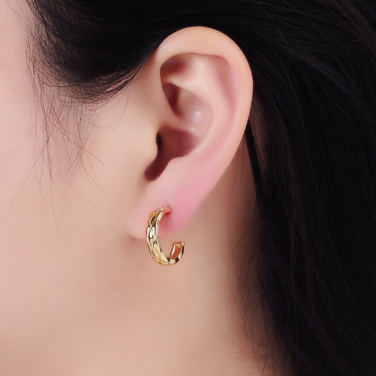 14K Gold Filled 20mm Quilted C-Shaped Hoop Earrings in Gold & Silver | AB1334 AB1335 - DLUXCA