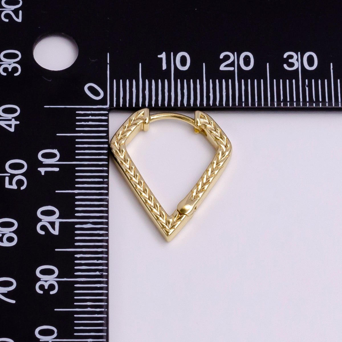 14K Gold Filled 22.5mm Wheat V Line-Textured Triangle Hoop Earrings | AD1087 - DLUXCA