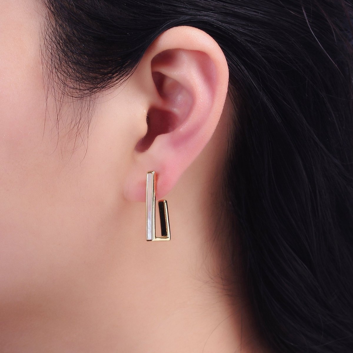 16K Gold Filled 24.5mm Shell Pearl Lined Boxy J-Shaped Hoop Earrings in Gold & Silver | Y801 Y802 - DLUXCA