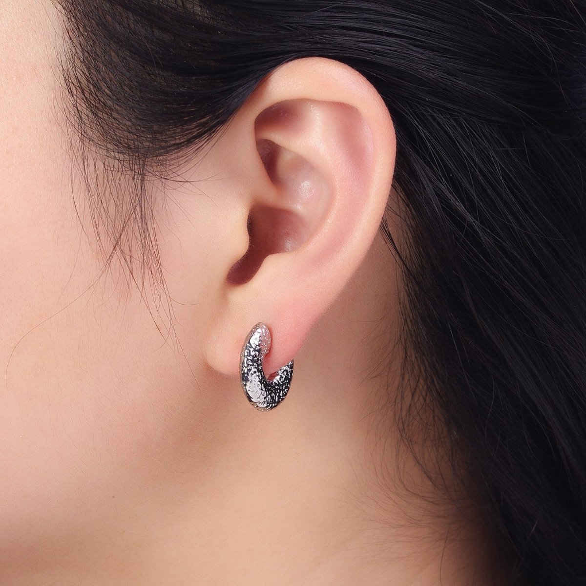 17mm Hammered C-Shaped Textured Chubby Hoop Earrings in Gold & Silver | AB047 AB048 - DLUXCA