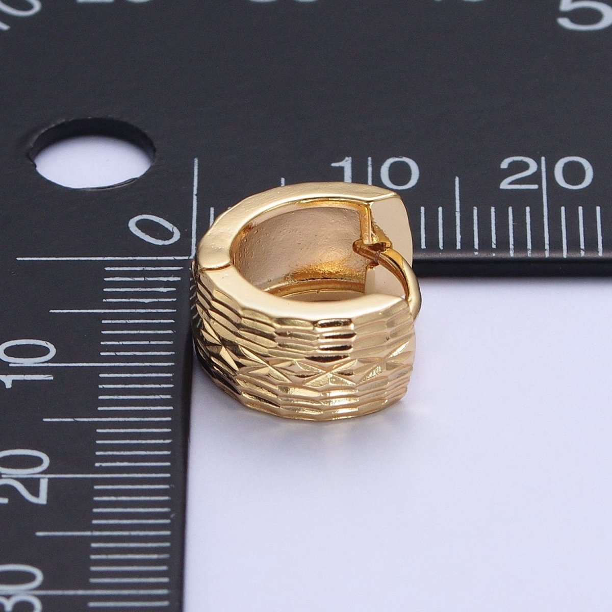 24K Gold Filled Textured Carved Lines Wide Huggie Hoop Earrings T-184 - DLUXCA