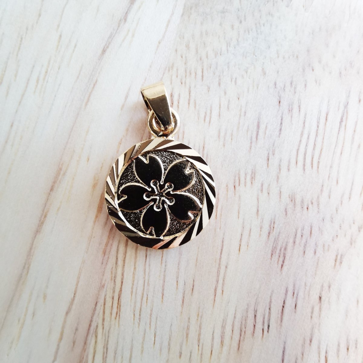 Black Gold Filled Flower Round Pendants I-835 - DLUXCA