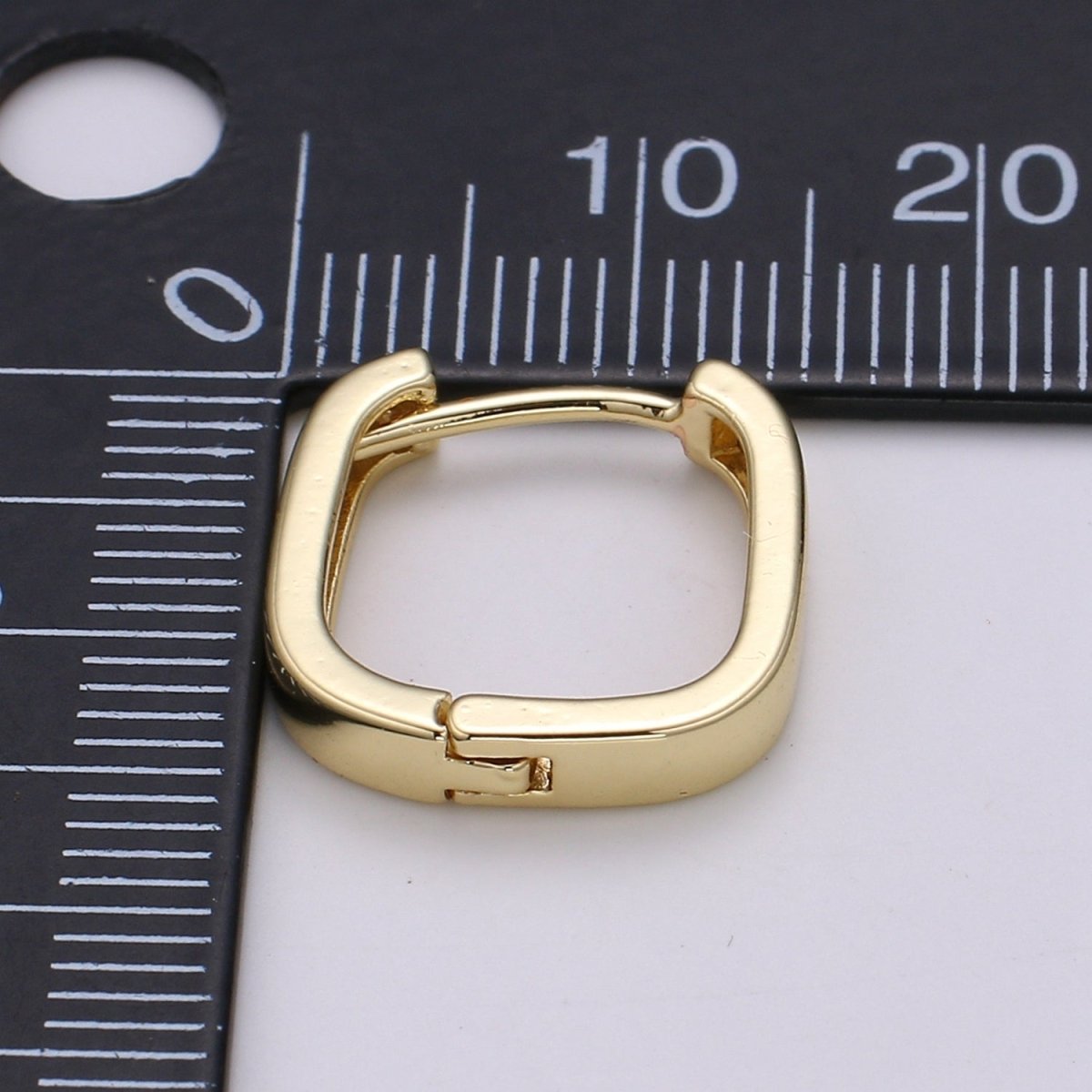 Chunky square huggie hoop geometric earrings gold chunky pipe bar street style mini hoop earrings minimalist stacking hoops Jewelry | Q-425 - DLUXCA