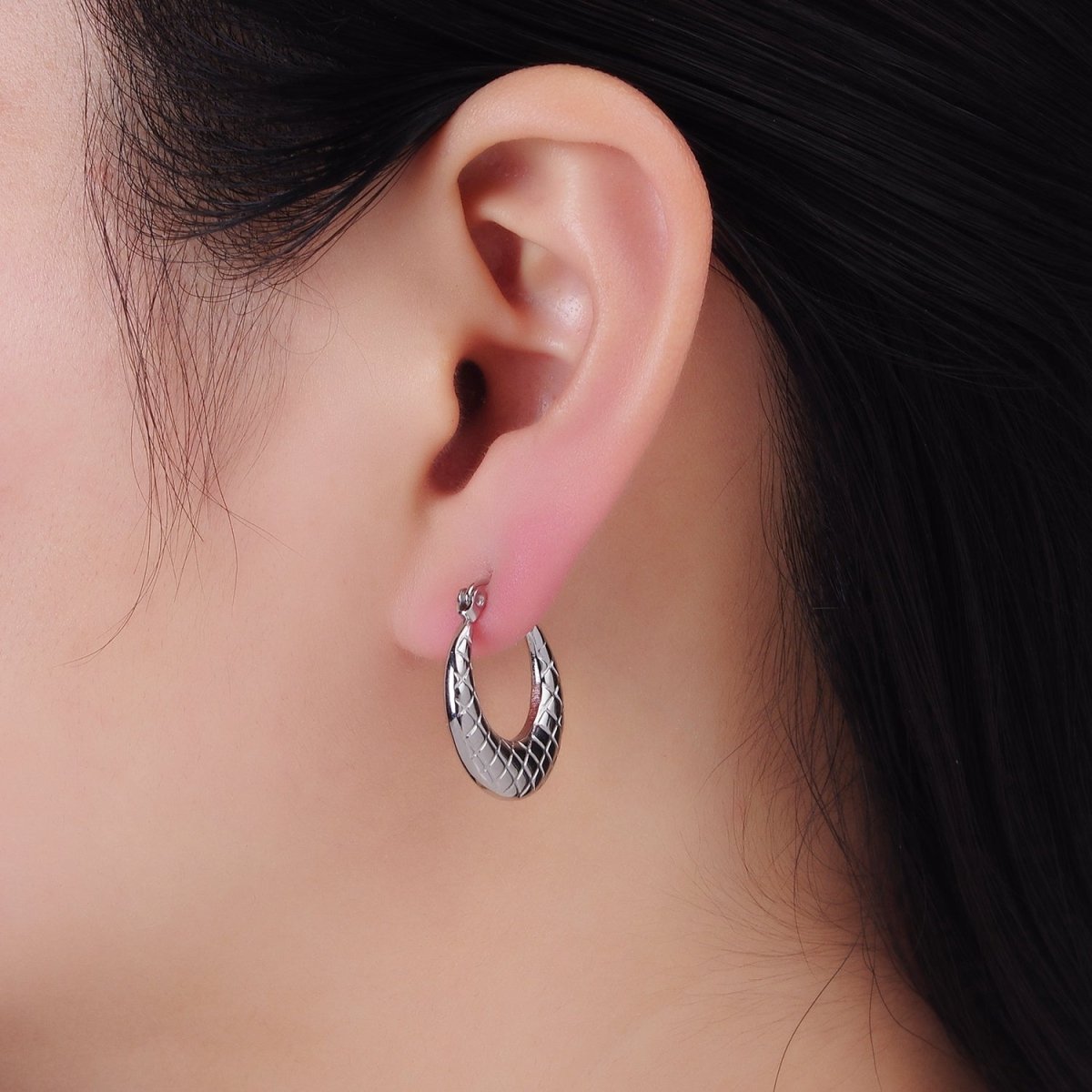 Stainless Steel 20mm Quilted Lined Latch Hoop Earrings in Gold & Silver | AB1378 AB1379 - DLUXCA